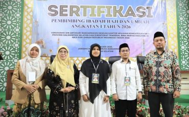 Foto bersama usai pengalungan tanda peserta (Foto:Humas/Haitami)