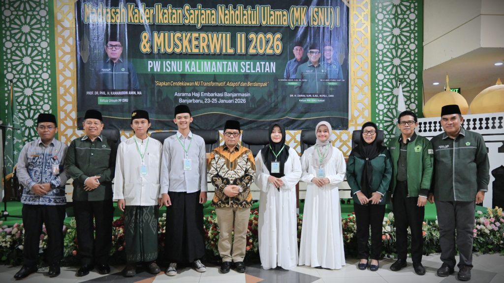 Foto bersama usai pengalungan tanda peserta (Foto:Humas/Jamal Ripani)