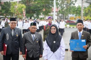 Foto bersama usai penyerahan satyalencana karya satya (Foto:Humas/Rudy Hermawan) Foto bersama usai penyerahan satyalencana karya satya (Foto:Humas/Rudy Hermawan)