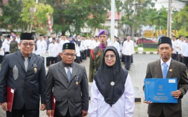 Foto bersama usai penyerahan satyalencana karya satya (Foto:Humas/Rudy Hermawan)