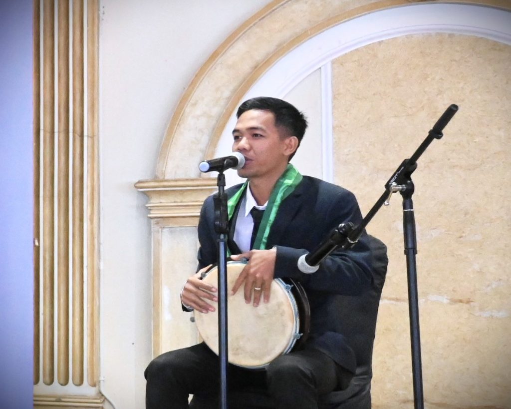 Jaini Rasyid, S.Pd., Gr. saat tampil membawakan madihin (Foto:Humas/Jamal Ripani)