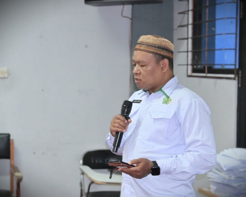 Jamal Ripani, M.Pd. saat bertugas memimpin pembacaan doa (Foto:Panitia/Muhammad Alwi)