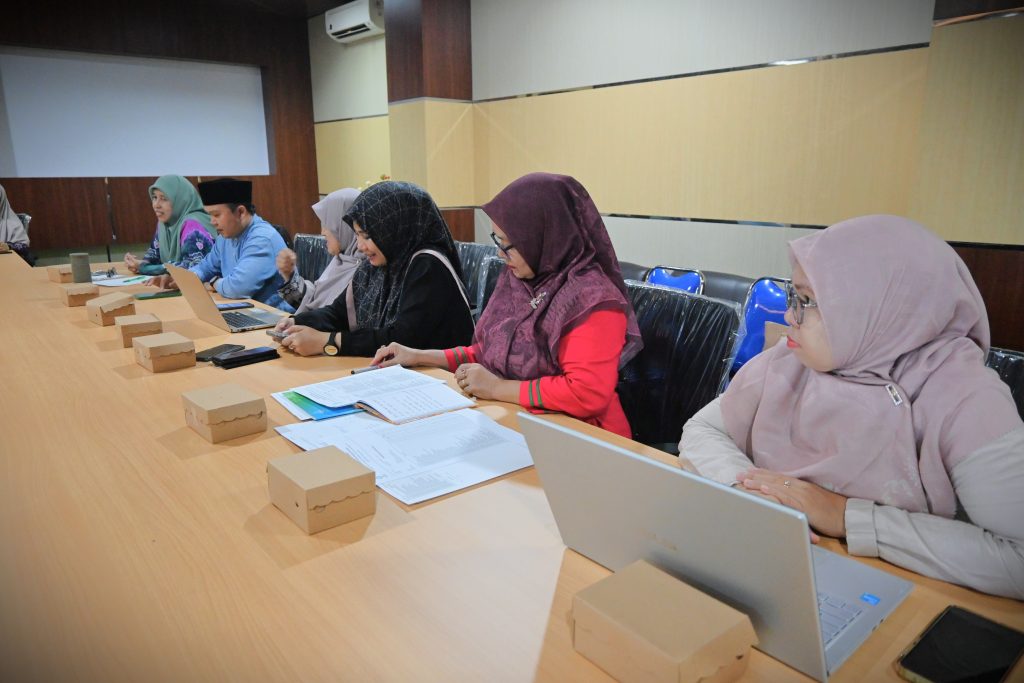 Kabag TU FDIK dan jajaran pimpinan prodi saat mengikuti silaturahmi (Foto:Humas/Jamal Ripani)