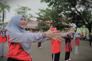 Keceriaan para pegawai saat mengikuti Senam Kesegaran Jasmani (Foto:Humas/Haitami)