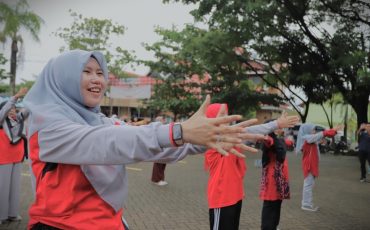 Keceriaan para pegawai saat mengikuti Senam Kesegaran Jasmani (Foto:Humas/Haitami)