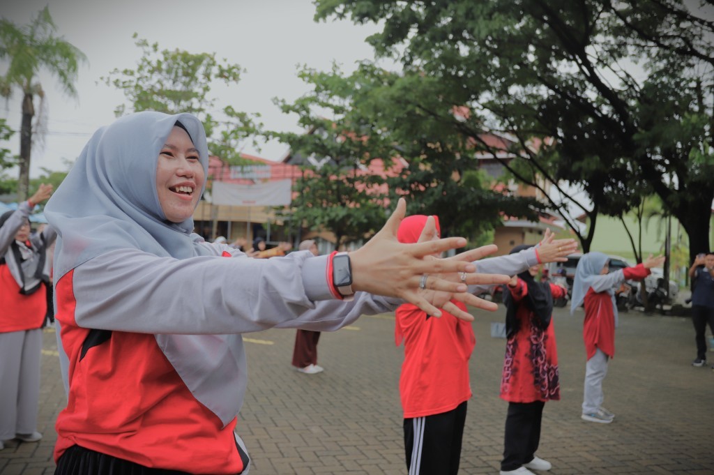 Keceriaan para pegawai saat mengikuti Senam Kesegaran Jasmani (Foto:Humas/Haitami)