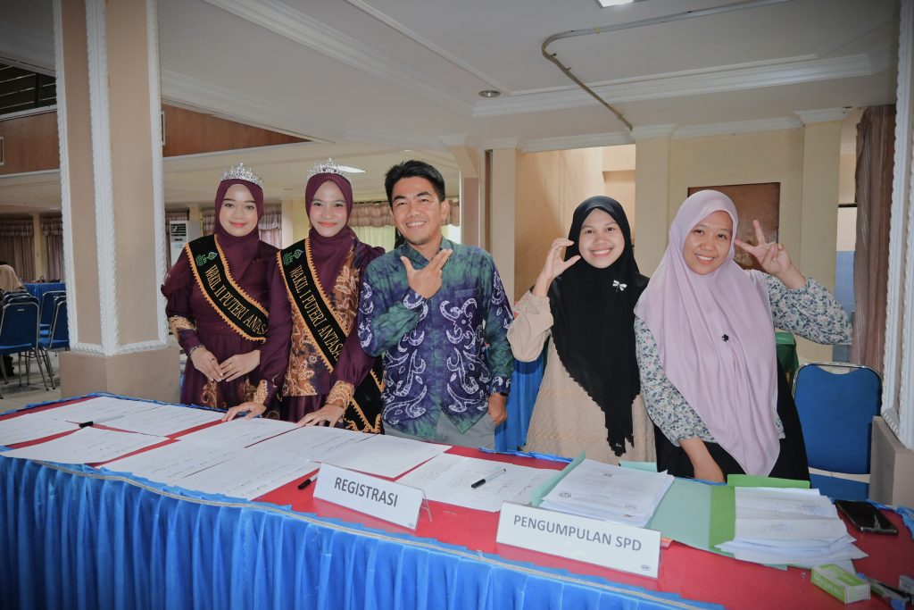 Mahasiswi dan panitia saat membantu proses registrasi (Foto:Humas)