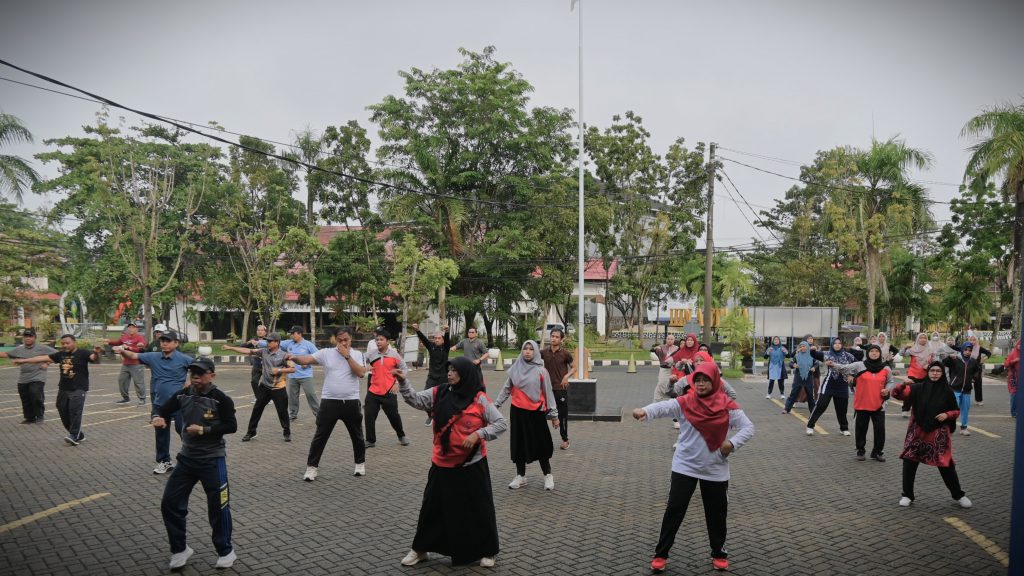 Mufidatun Nisa, S.Th.I., M.Fil.I. (sepatu merah) saat ikut senam (Foto:Humas/Jamal Ripani)