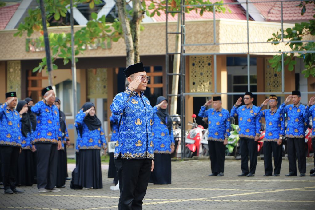 Muhammad Alfin Ramadhan, S.IP., M.A. saat menjadi pemimpin apel (Foto:Humas/Haitami)