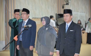 Muhammad Rif'at, Rita Nahdliaty, dan Lutpi Sahal saat dilantik (Foto:Humas/Jamal Ripani)