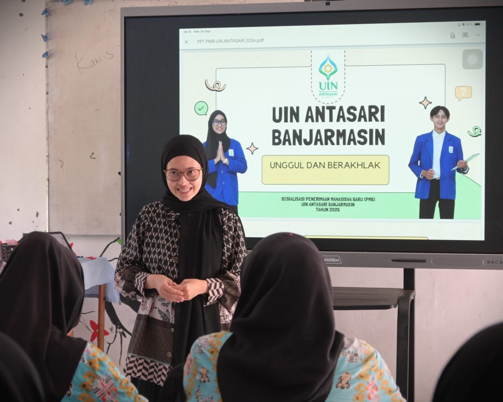 Najla Amaly, M.Med.Kom. saat mengenalkan UIN Antasari kepada para siswa SMA (Dokumentasi Humas 2025)