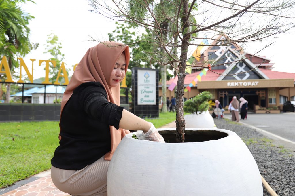 Nurrizky Novita Wardhani, S.Kom., M.I.Kom. saat khusyuk ikut Kerja Bakti (Foto:Humas/Haitami)
