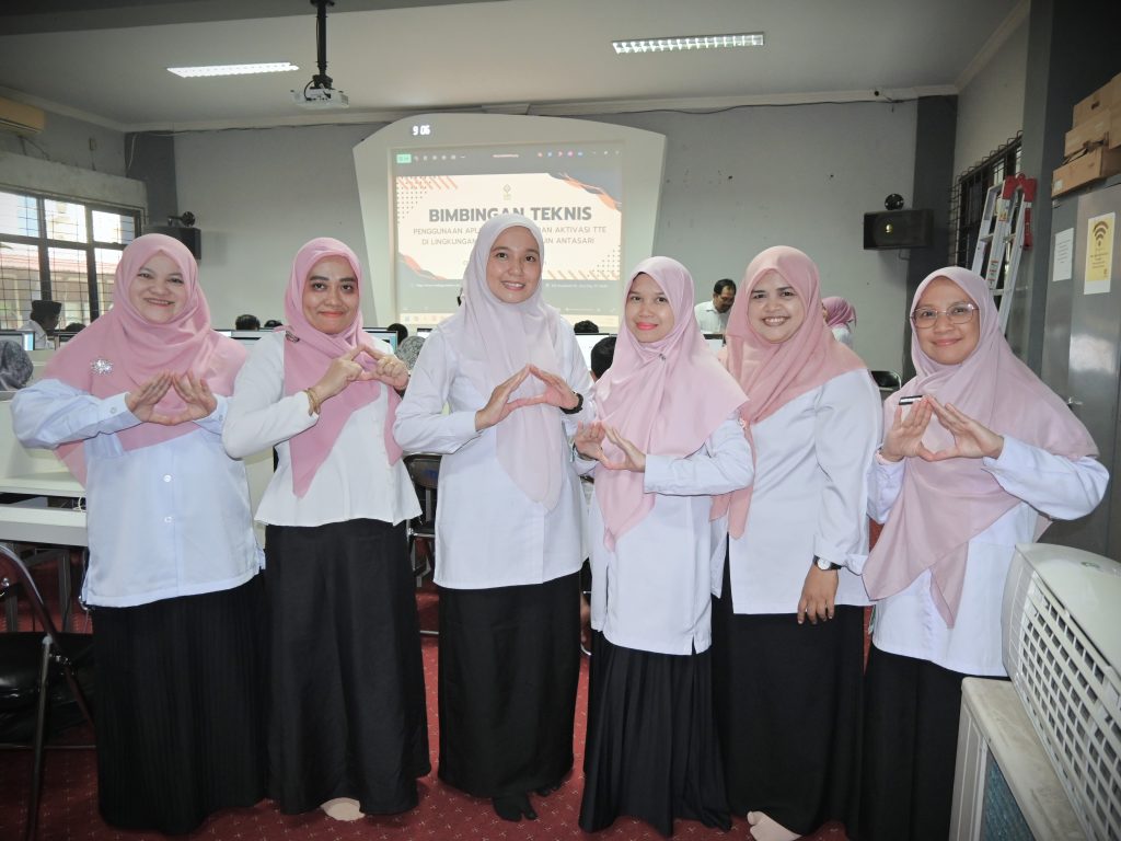 Panitia saat berfoto bersama (Foto:Humas/Jamal Ripani)