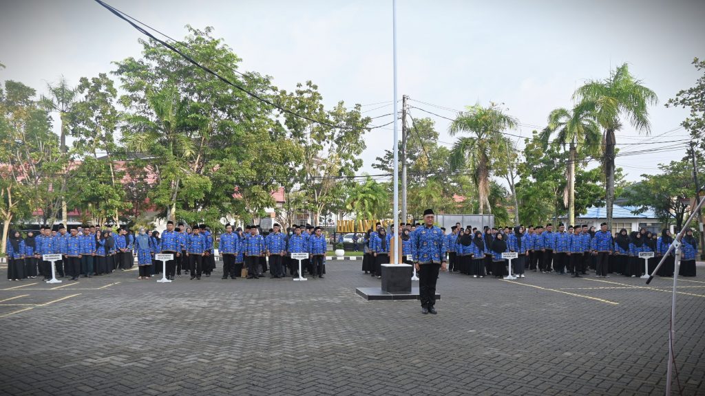 Para pegawai UIN Antasari saat bersiap mengikuti apel (Foto:Humas/Jamal Ripani)