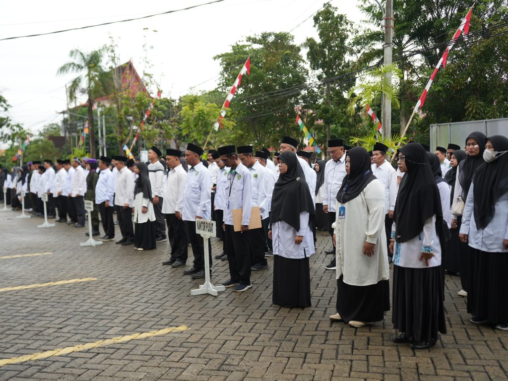 Para pegawai UIN Antasari saat mengikuti upacara (Foto:Humas)