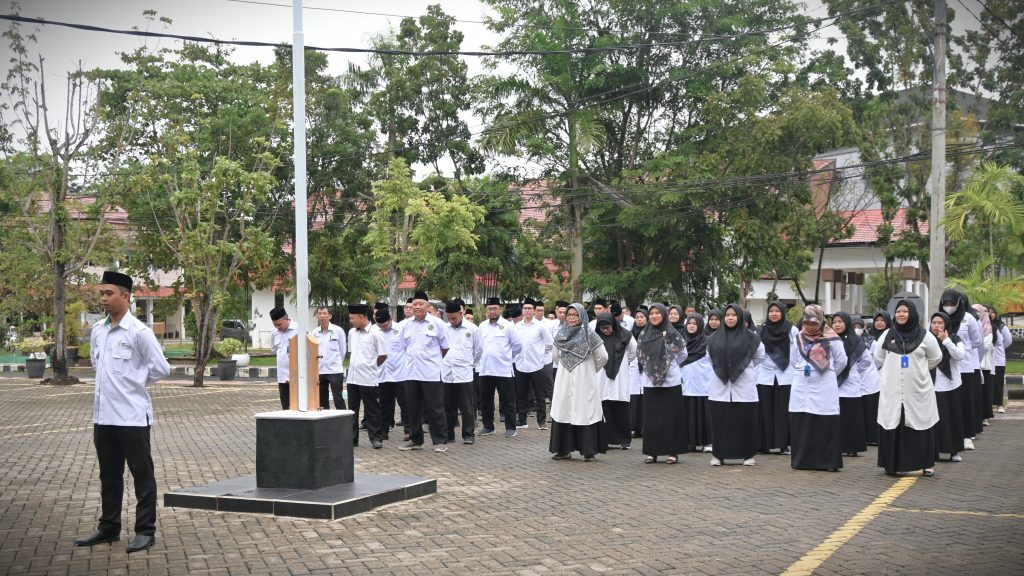 Para pegawai di lingkungan rektorat saat mengikuti apel (Foto:Humas/Jamal Ripani)