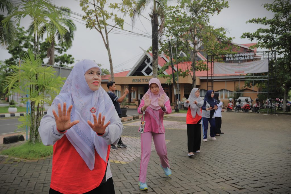 Para pegawai saat bersemangat ikut Senam Kesegaran Jasmani (Foto:Humas/Haitami)