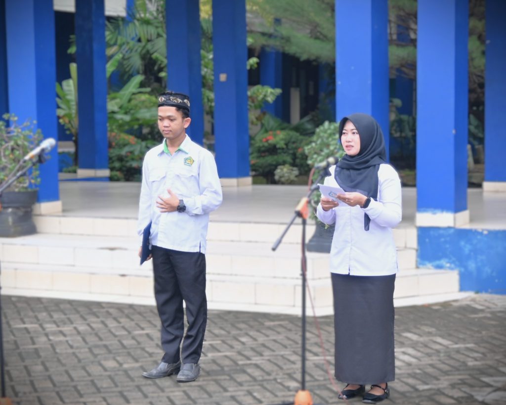 Petugas saat menyukseskan lancarnya kegiatan apel (Foto:Humas/Jamal Ripani)