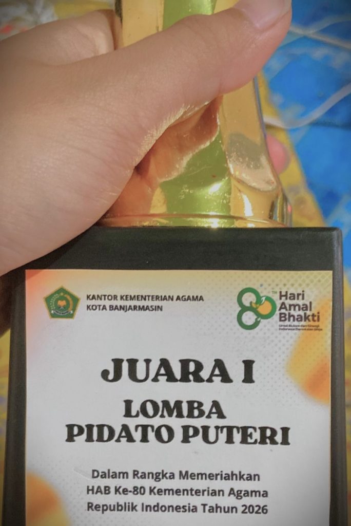 Piala yang diraih Anis Luthfiani (Sumber Foto:Tim FDIK)