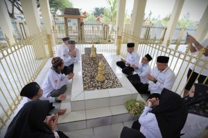 Pimpinan UIN Antasari saat ziarah ke Makam Pangeran Antasari (Foto:Humas/Haitami)