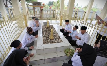 Pimpinan UIN Antasari saat ziarah ke Makam Pangeran Antasari (Foto:Humas/Haitami)