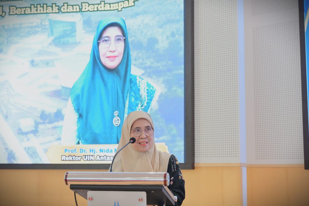 Prof. Dr. Hj. Nida Mufidah, M.Pd. saat menyampaikan laporan (Foto:Humas)