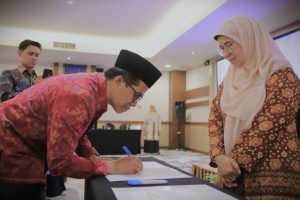 Proses penandatanganan kontrak (Foto:Humas/Haitami)