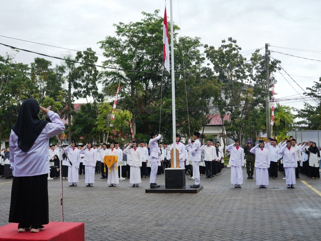 Proses pengibaran bendera (Foto:Humas)