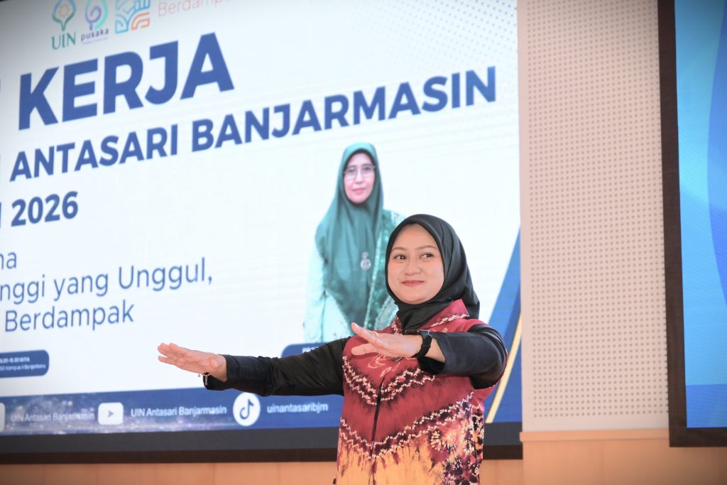 RR Yuliaty Dwi Prameswari, S.Kom. saat bertugas menjadi dirigen (Foto:Humas
