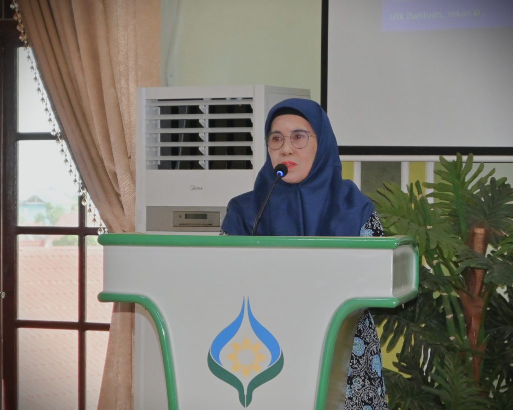 Rektor Prof. Dr. Hj. Nida Mufidah, M.Pd. saat menyampaikan sambutan (Foto:Humas/Jamal Ripani)