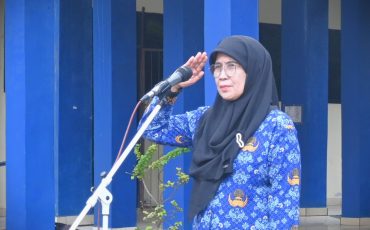 Rektor UIN Antasari Prof. Dr. Hj. Nida Mufidah, M.Pd. saat menjadi pembina Apel Kesadaran Nasional, 19 Januari 2026 (Foto:Humas/Jamal Ripani)