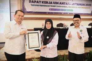 Rektor UIN Antasari saat menerima Sertifikat Lisensi LSP (Foto:Humas) Rektor UIN Antasari saat menerima Sertifikat Lisensi LSP (Foto:Humas)