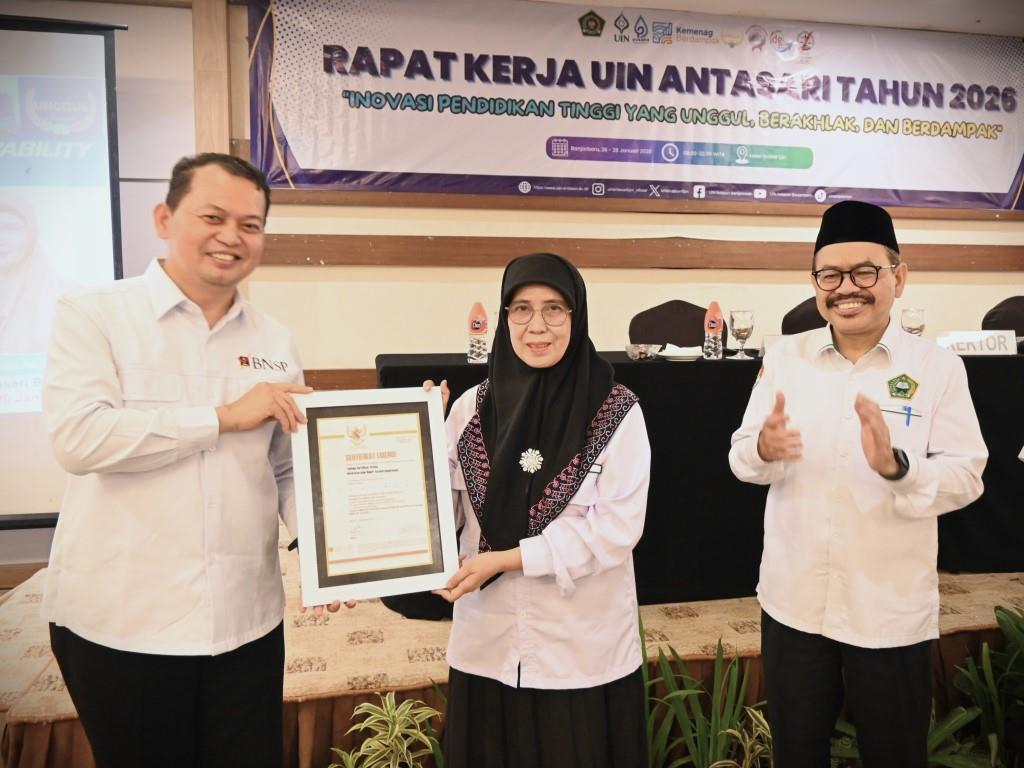 Rektor UIN Antasari saat menerima Sertifikat Lisensi LSP (Foto:Humas)