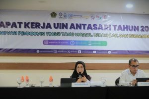 Rektor saat memaparkan materinya (Foto:Humas)