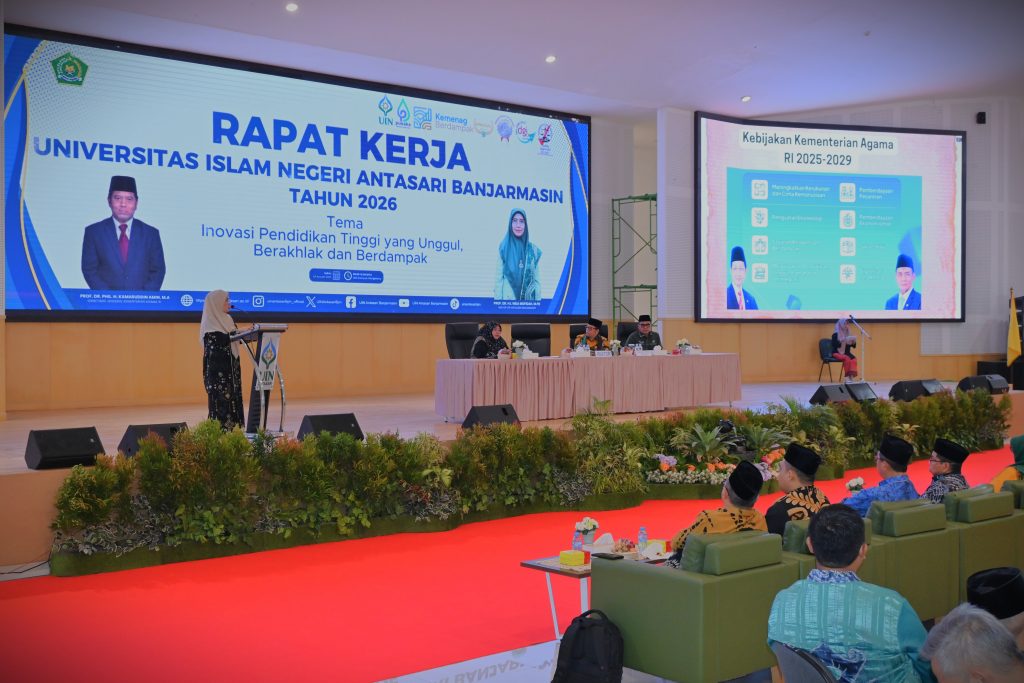 Rektor saat mempresentasikan rencana pengembangan UIN Antasari (Foto:Humas)