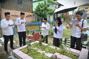 Saat ziarah ke makam Rektor Pertama Zafry Zamzam (Foto:Humas/Jamal Ripani) Saat ziarah ke makam Rektor Pertama Zafry Zamzam (Foto:Humas/Jamal Ripani)