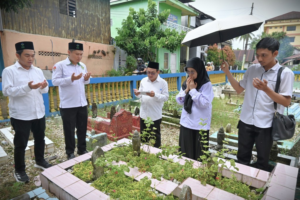 Saat ziarah ke makam Rektor Pertama Zafry Zamzam (Foto:Humas/Jamal Ripani)