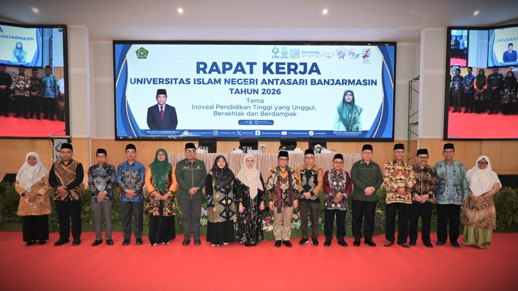 Sekjen Kemenag RI saat berfoto bersama jajaran pimpinan UIN Antasari (Foto:Humas/Jamal Ripani)