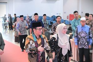 Sekjen Kemenag RI saat didampingi Rektor memasuki gedung (Foto:Humas)