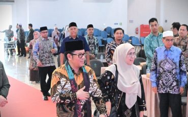 Sekjen Kemenag RI saat didampingi Rektor memasuki gedung (Foto:Humas)