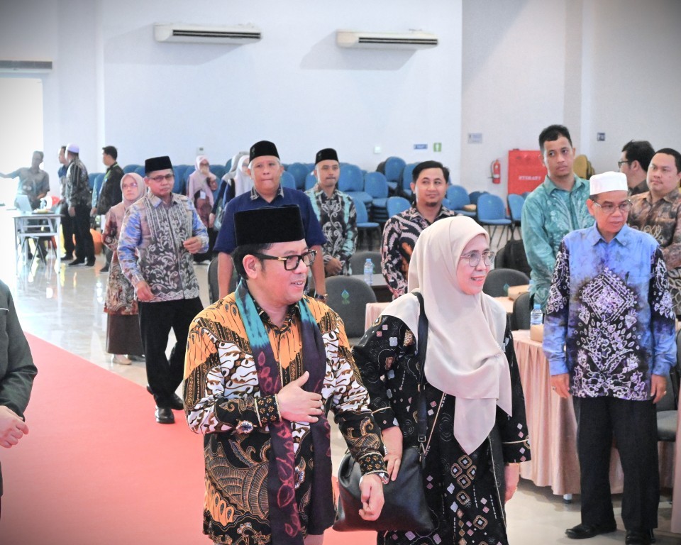 Sekjen Kemenag RI saat didampingi Rektor memasuki gedung (Foto:Humas)