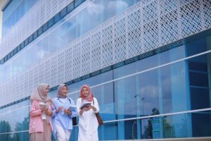 Stok Foto Mahasiswi berjalan di Gedung Kampus 2 (Foto:Humas)