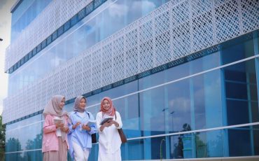 Stok Foto Mahasiswi berjalan di Gedung Kampus 2 (Foto:Humas)