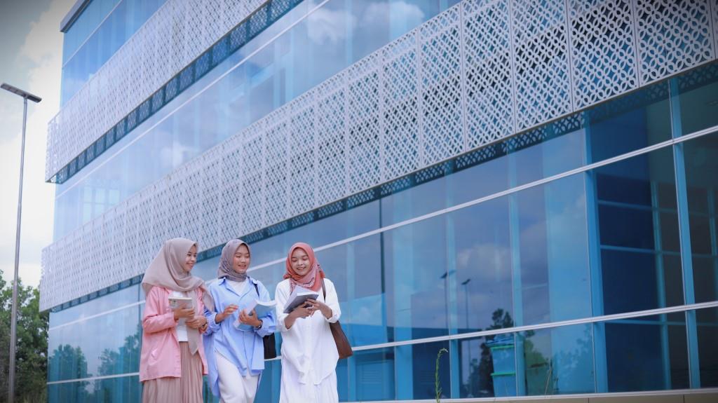 Stok Foto Mahasiswi berjalan di Gedung Kampus 2 (Foto:Humas)