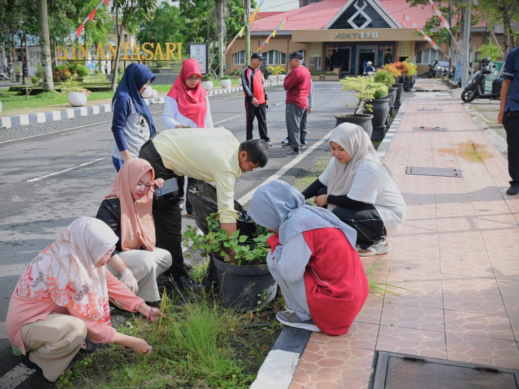 Suasana Kerja Bakti di Kampus 1 (Foto:Humas/Jamal Ripani)