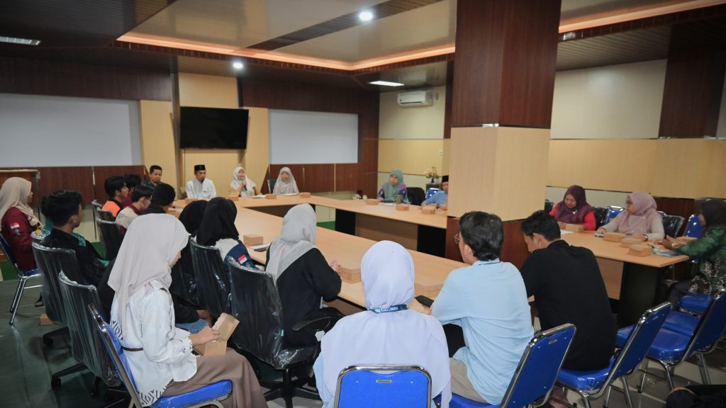 Suasana silaturahmi jajaran pimpinan FDIK dengan para pengurus ormawa (Foto:Humas/Jamal Ripani)