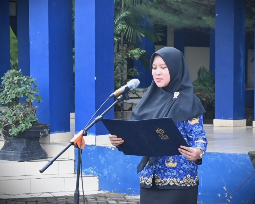 Thaibatun Nisa, M.Pd. saat membacakan Pancaprasetya KORPRI (Foto:Humas/Jamal Ripani)