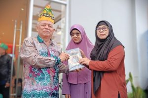 Tokoh kerukunan Banjar-Malaysia saat menerima Al-Qur'an Terjemah Bahasa Banjar (Sumber Foto dari Dr. Hj. Zulpa Makiah, M.Ag.)