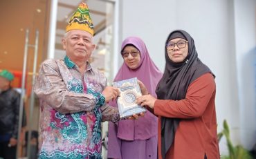 Tokoh kerukunan Banjar-Malaysia saat menerima Al-Qur'an Terjemah Bahasa Banjar (Sumber Foto dari Dr. Hj. Zulpa Makiah, M.Ag.)