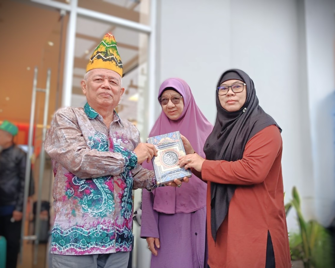 Tokoh kerukunan Banjar-Malaysia saat menerima Al-Qur'an Terjemah Bahasa Banjar (Sumber Foto dari Dr. Hj. Zulpa Makiah, M.Ag.)